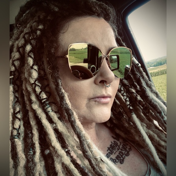 Meet your Posher, Mindy - Picture 2 of 4